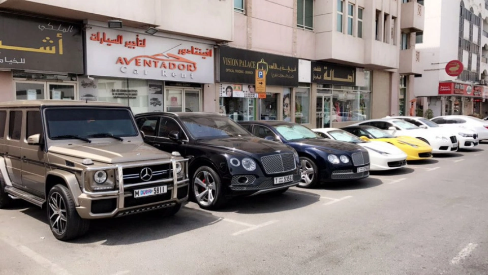 تعرف على قانون تأجير السيارات في دبي للحصول على هذه الإيجارات