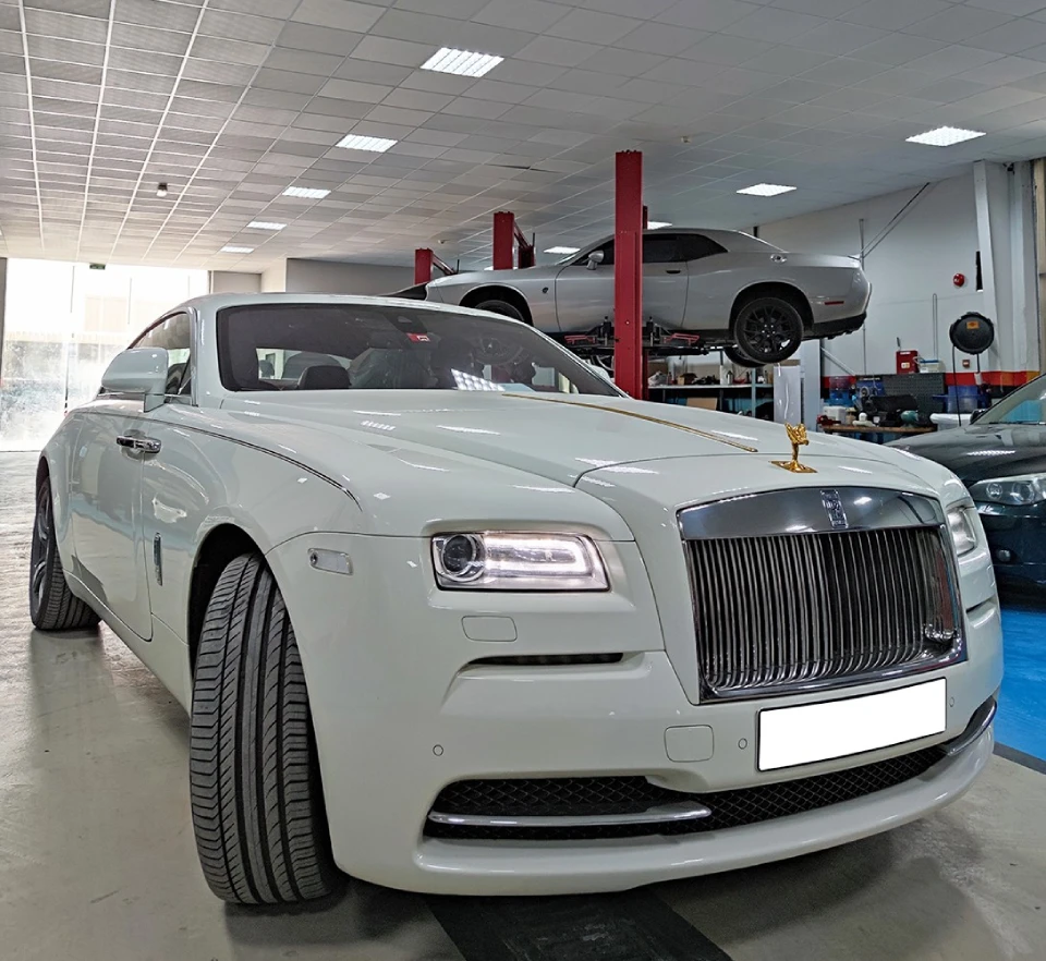 Authorized technicians of Rolls Royce service centers