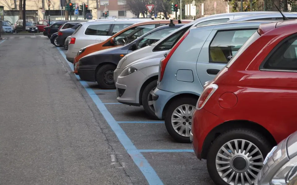 Standard Parking (Blue & Black Lines) in Abu Dhabi