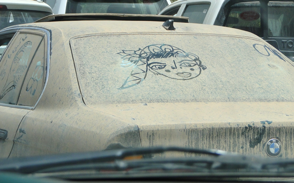 An image showing sandstorms and dust affecting car insurance—reduced visibility, paint damage, air filter issues, increased claim risk.
