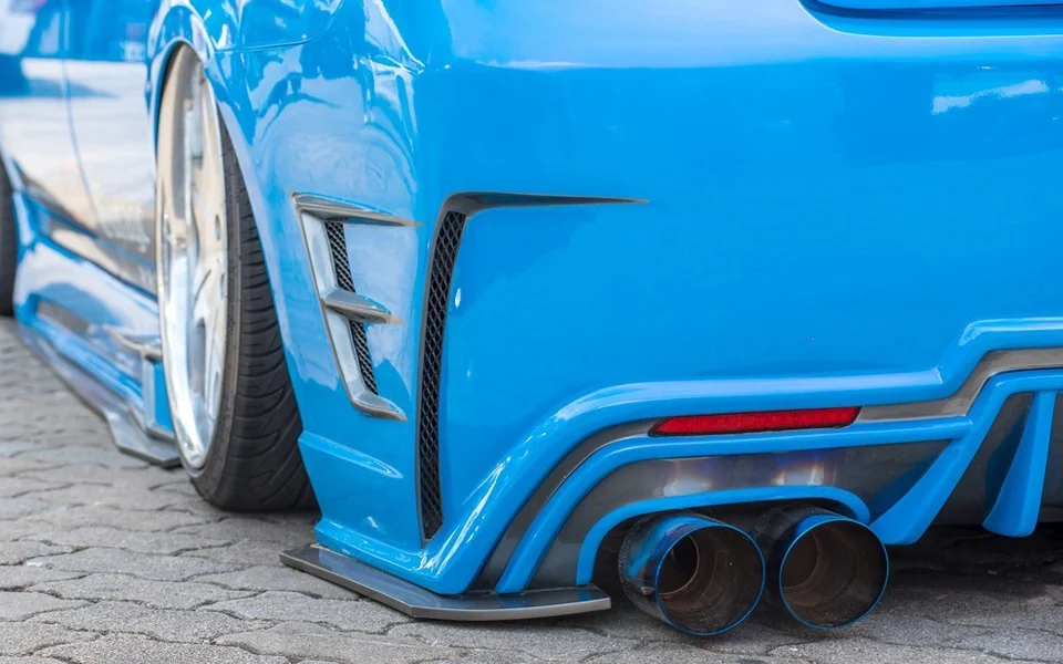 An image showing legal vs illegal car modifications in the UAE under ESMA rules