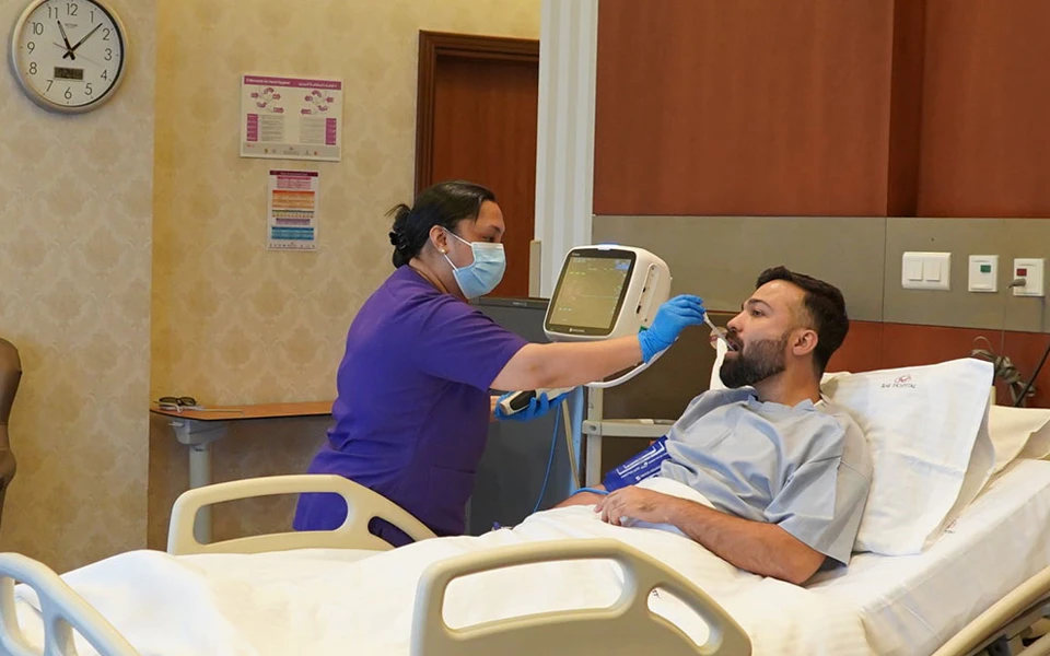 تُظهر الصورة لمحة عامة عن متطلبات التأمين الصحي في الإمارات.